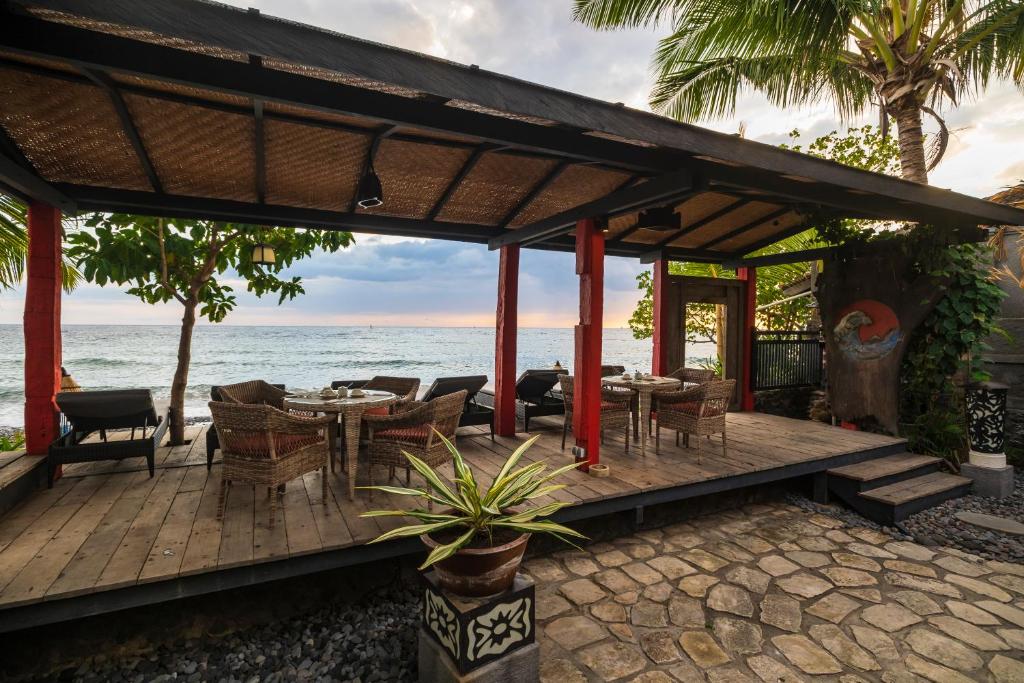 La terrasse en bois, les pieds dans le sable