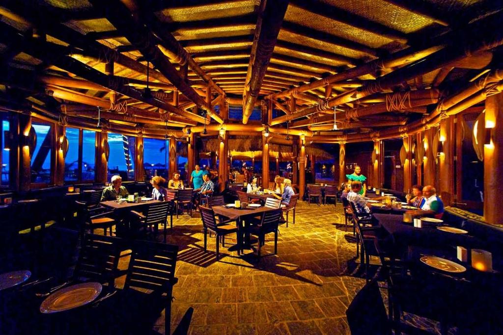 Restaurace v ubytování Coconuts Beach Club Resort and Spa