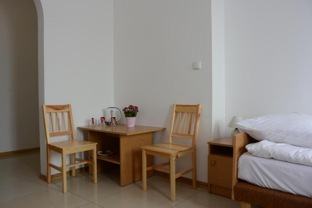Hostel Wólka Kosowska z prywatnymi łazienkami - Triple Room With Television
