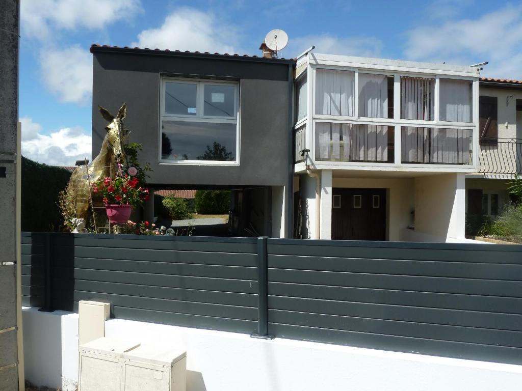 a black fence in front of a house at Gite Au Cheval D'or in La Meilleraie-Tillay