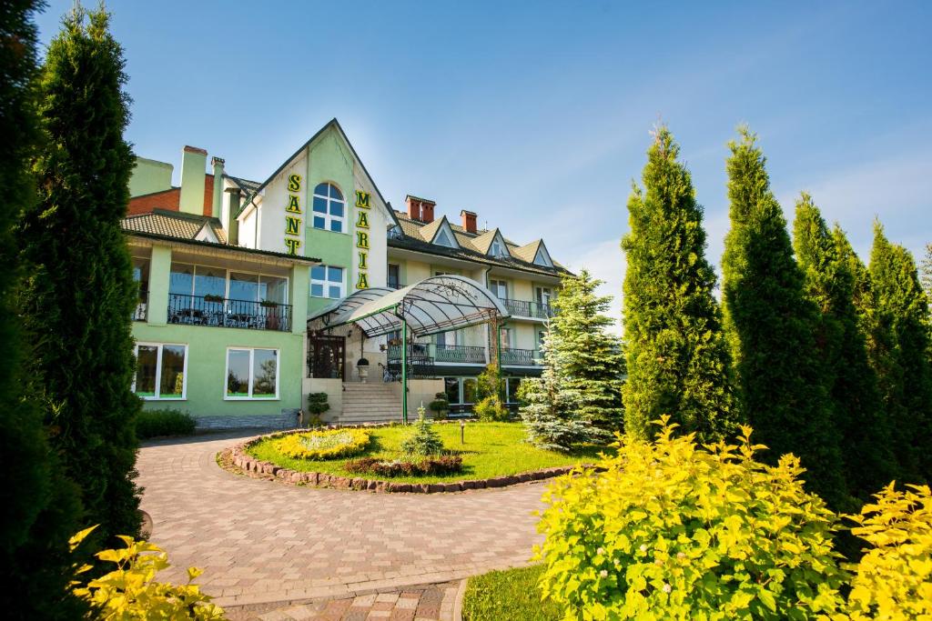 a large house with a garden in front of it at Курортний комплекс Santa Maria in Skhidnitsa