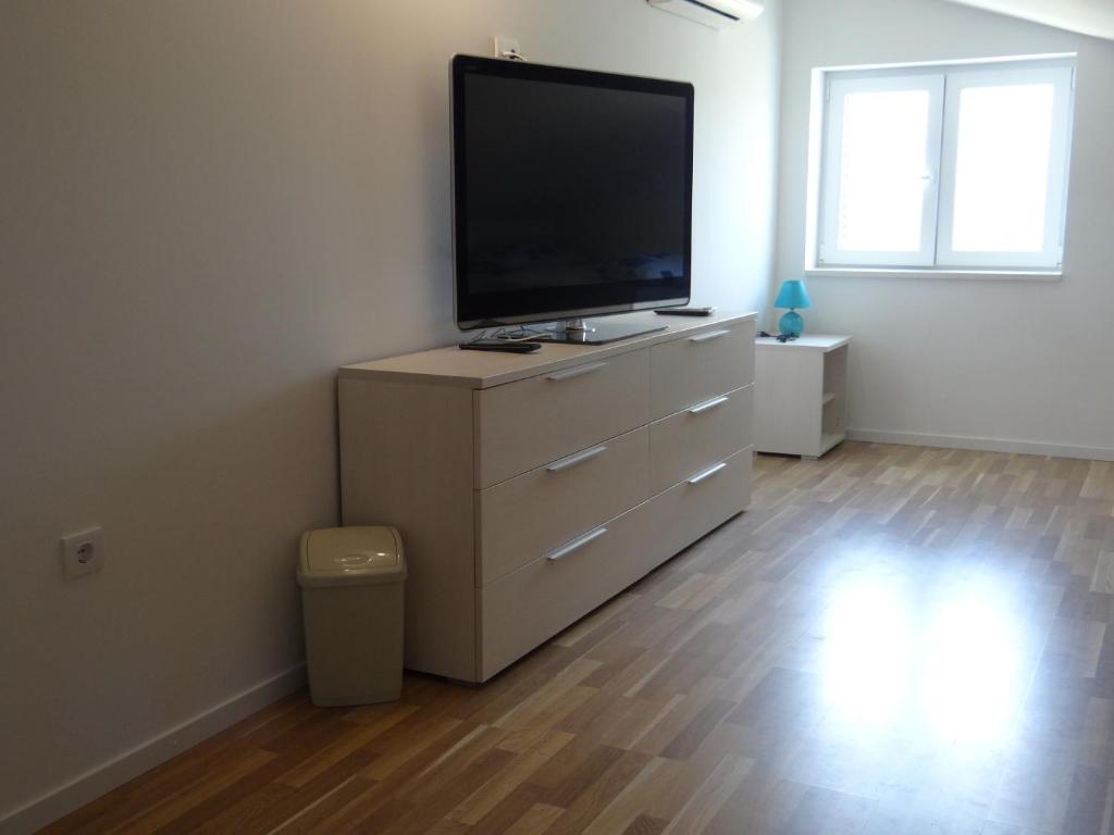 TV a/nebo společenská místnost v ubytování Apartmani Bura