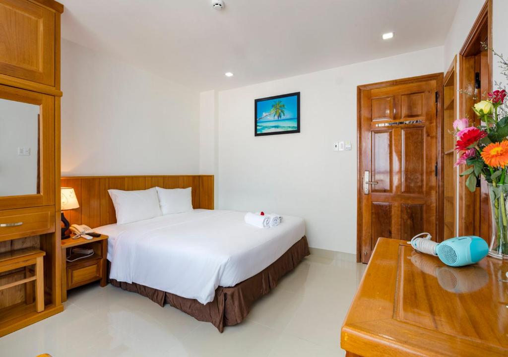 Royal Hotel Nha Trang - 豪华双或双室和阳台