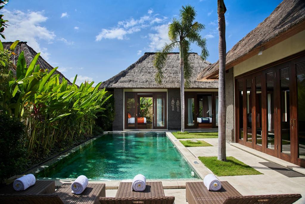 ein Swimmingpool vor einer Villa in der Unterkunft Mahagiri Villas Sanur in Sanur