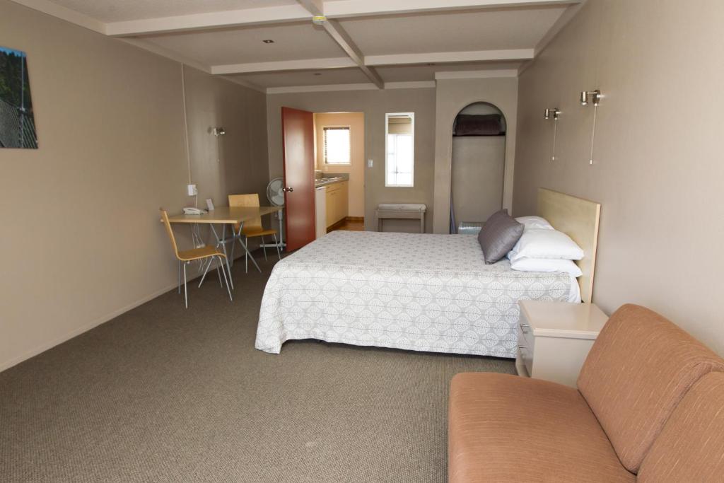 Postel nebo postele na pokoji v ubytování Aspen Manor Motel