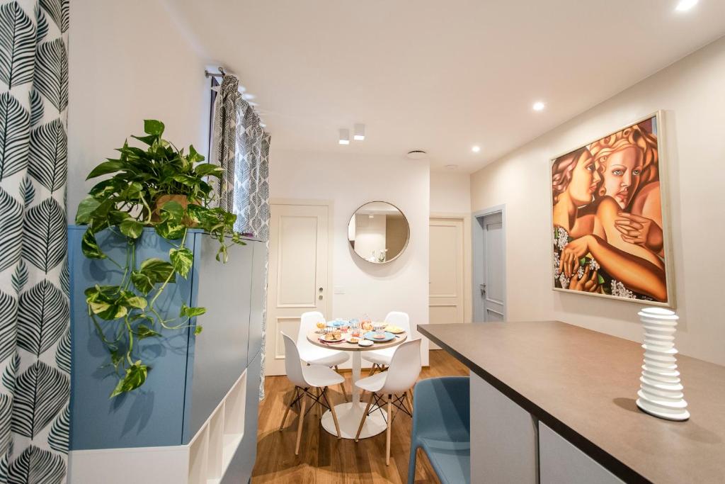 - une cuisine et une salle à manger avec une table et des chaises dans l'établissement Stemar Apartment Diva, à Venise