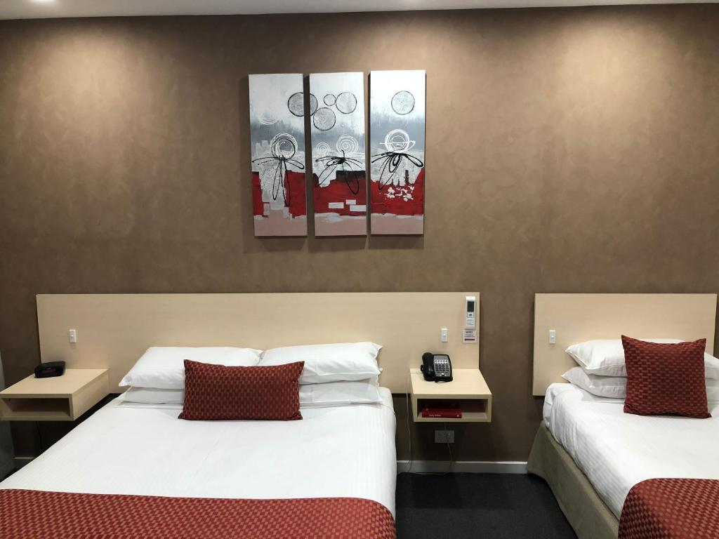 Postel nebo postele na pokoji v ubytování Adelaide Airport Motel