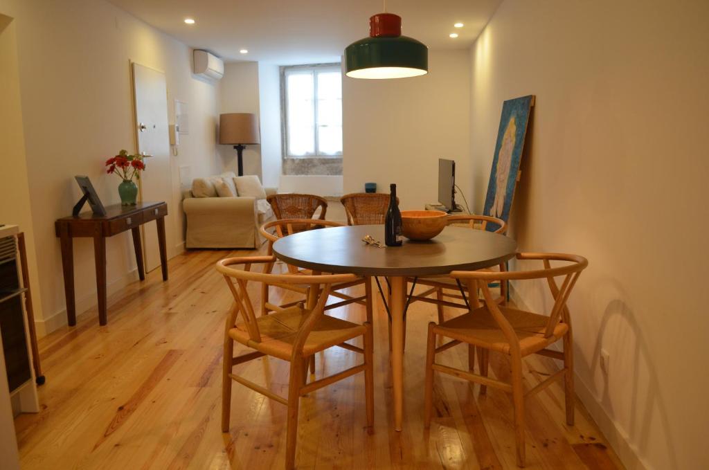 リスボンにあるFlor de Lis Residence - Alfamaのダイニングルーム(テーブル、椅子付)