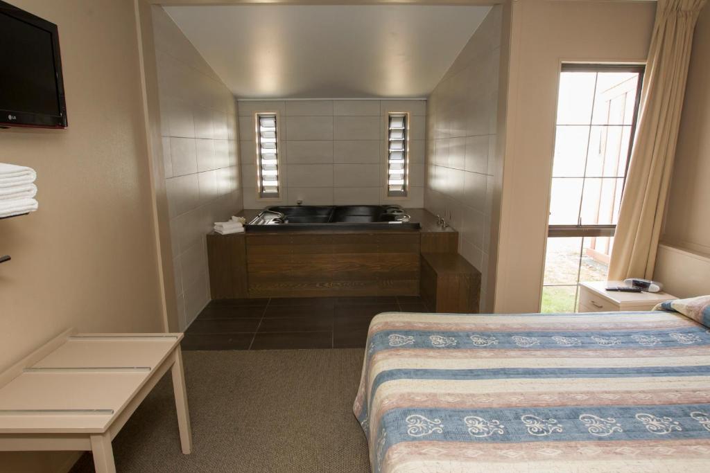 Postel nebo postele na pokoji v ubytování Aspen Manor Motel