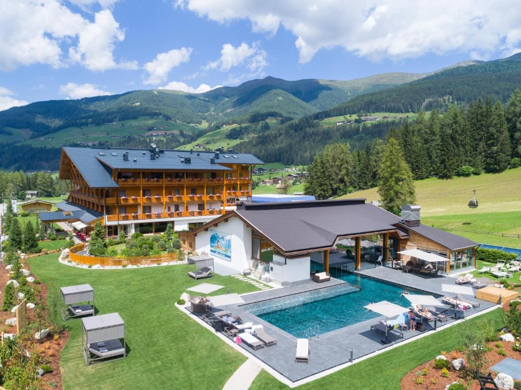 Nespecifikovaný výhled na hory nebo výhled na hory při pohledu z hotelu