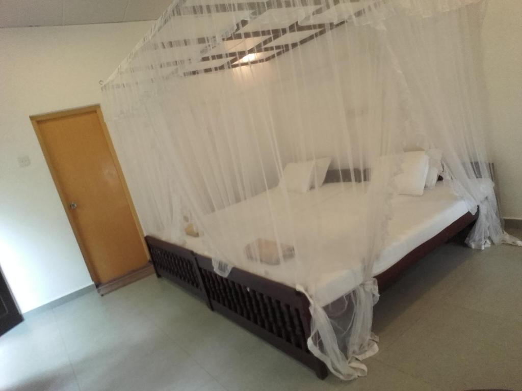 Postel nebo postele na pokoji v ubytování Thusara Guesthouse
