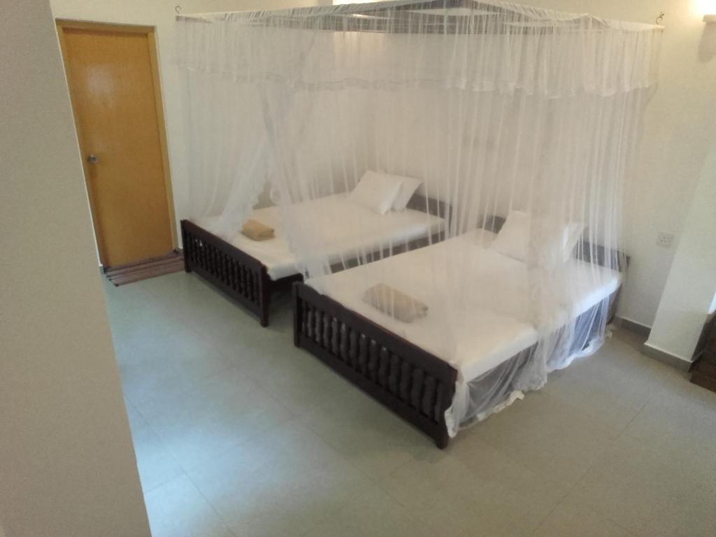 Postel nebo postele na pokoji v ubytování Thusara Guesthouse