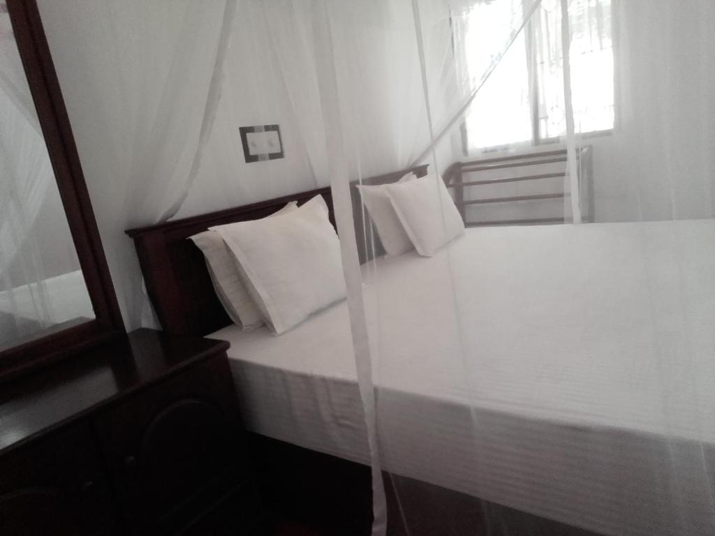 Postel nebo postele na pokoji v ubytování Thusara Guesthouse