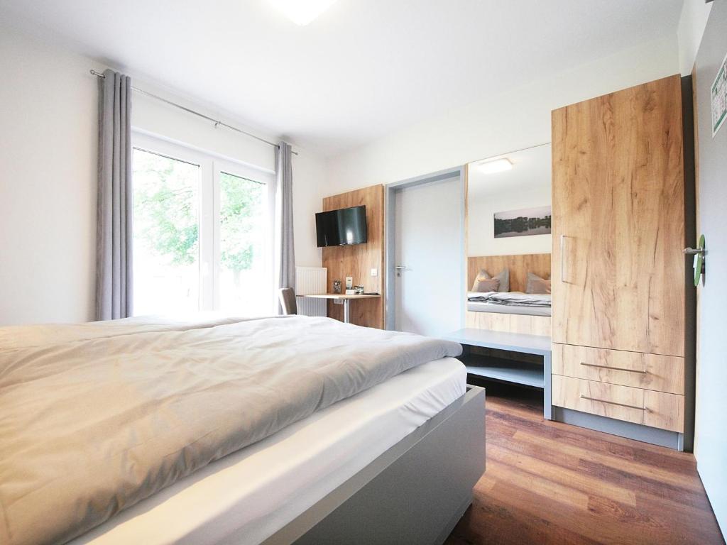 En eller flere senge i et værelse på Hotel Birkensee