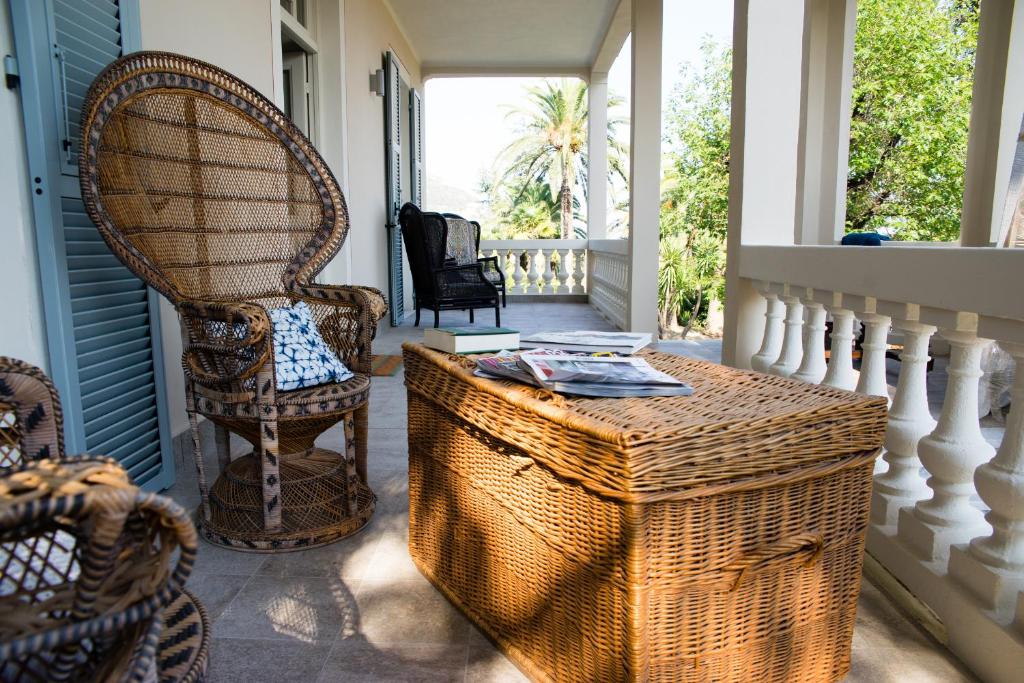 eine Veranda mit einem Korbstuhl und einem Tisch in der Unterkunft BB CÀ DE MÂ in Pietra Ligure
