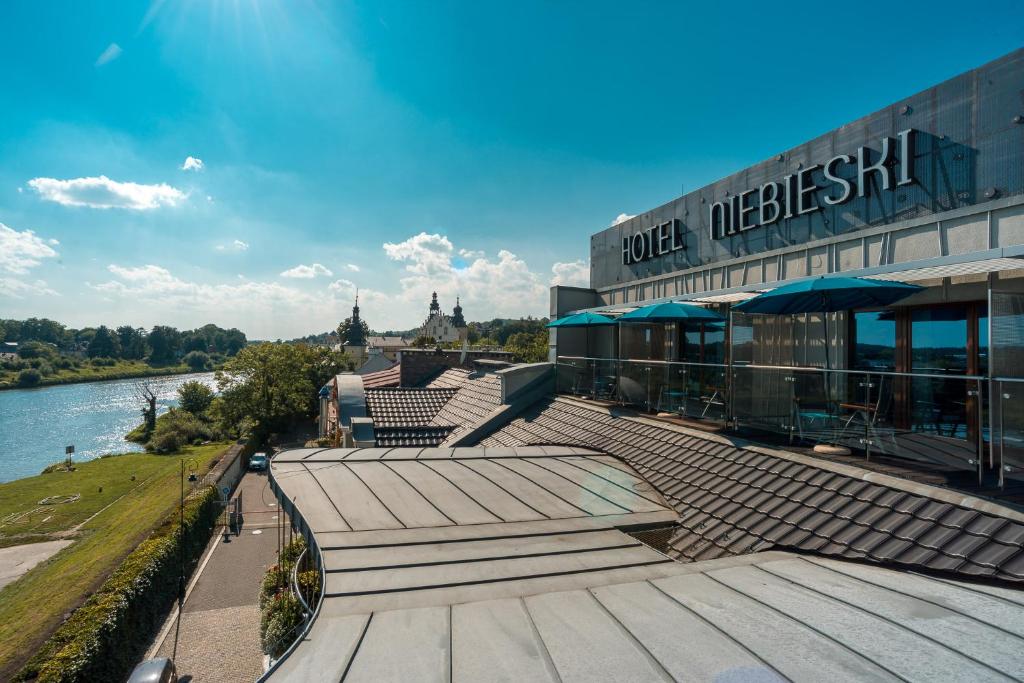 Výhled na řeku, která protéká v blízkosti hotelu