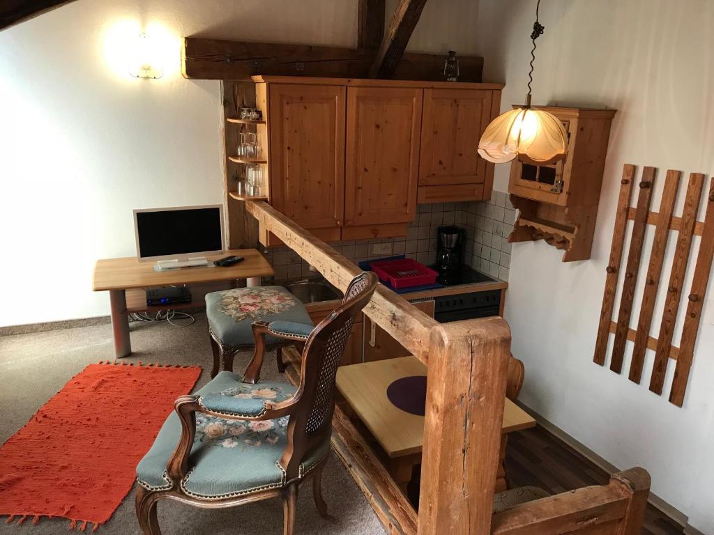 TV a/nebo společenská místnost v ubytování B&B Hotel & Appartements Chasa Valär