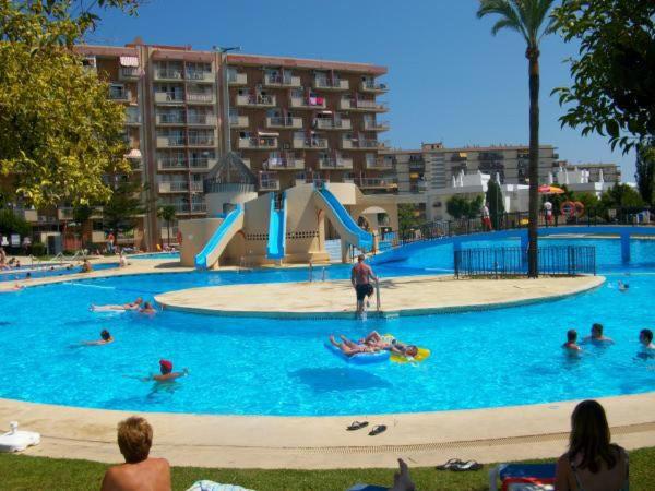 un gruppo di persone in una grande piscina di Luxury estudio Júpiter minerva a Benalmádena