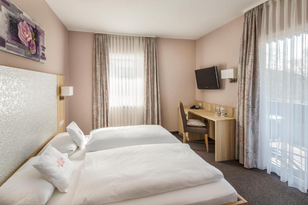 Postel nebo postele na pokoji v ubytování Hotel Schwärs Löwen Freiburg