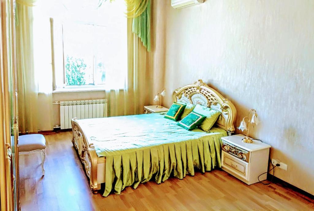 キーウにあるKiyv Apartments Khreshatyk 23 UA City Centreのベッドルーム1室(緑の枕が付いたベッド1台付)