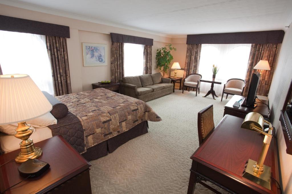 Postel nebo postele na pokoji v ubytování The Fredericton Inn