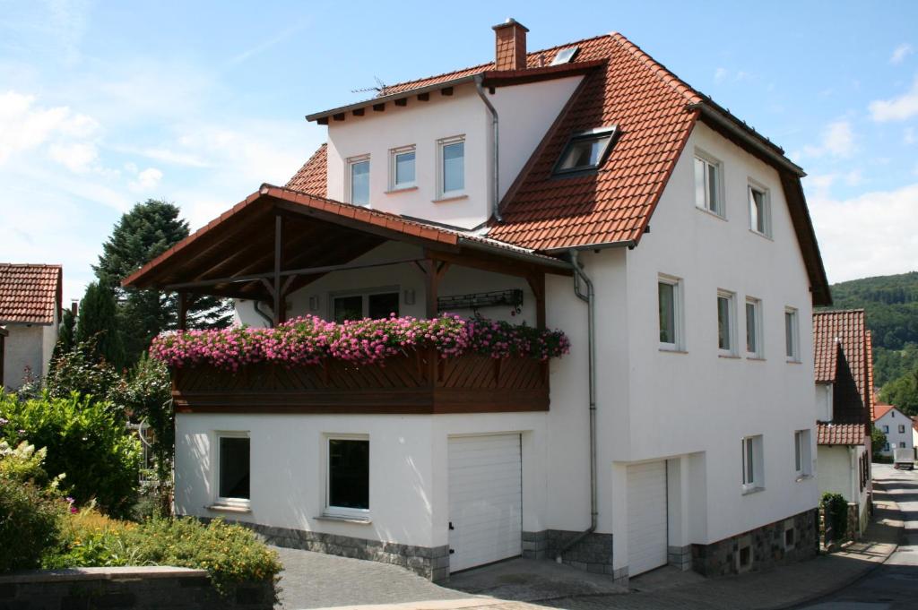 LautertalにあるFerienwohnung am Nibelungensteigの白い家