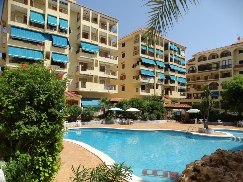 una piscina frente a algunos edificios de apartamentos en Apartment Blanco - Vina Mar III, en La Mata