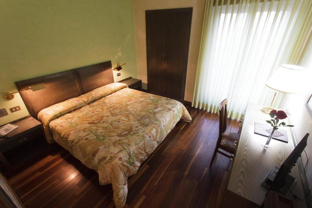 Un pat sau paturi într-o cameră la Astor Hotel Vintage