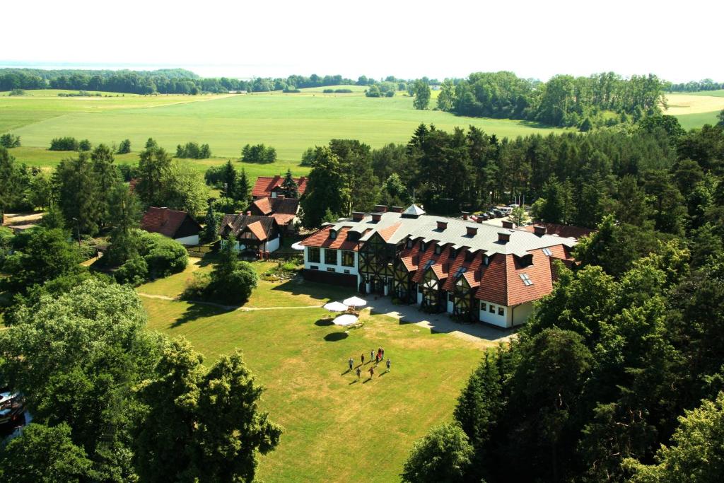 una vista aerea di una grande casa su un campo verde di PAN Dom Pracy Twórczej w Wierzbie a Wierzba