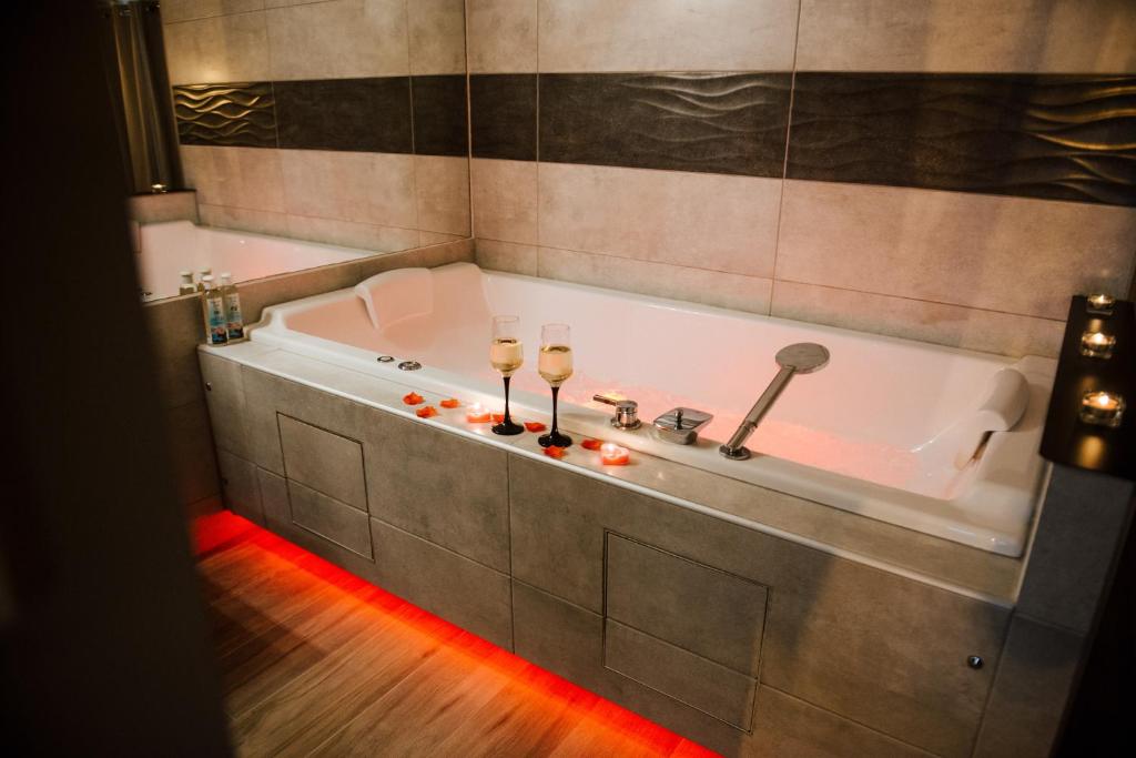 Gallery image of La Suite Romantique avec Jacuzzi au Cœur de Perpignan in Perpignan