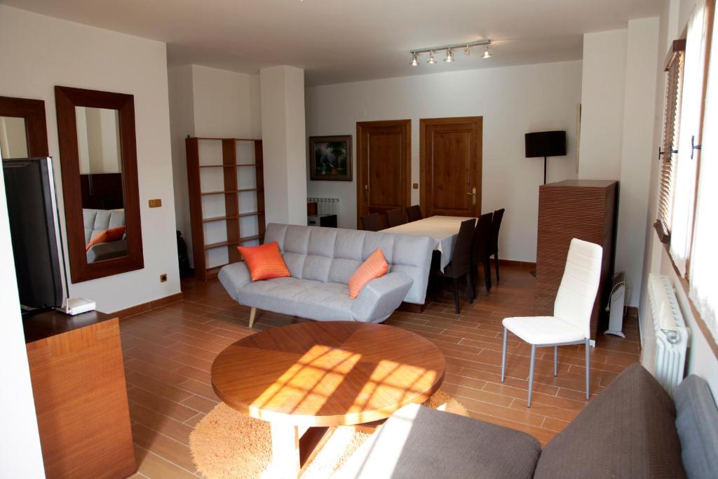 a living room with a couch and a table at Apartamento Sarzaleta in Galdeano