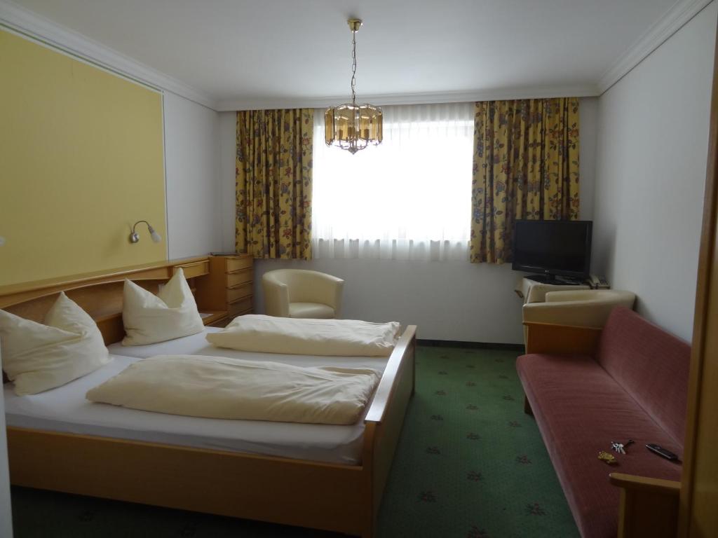Postel nebo postele na pokoji v ubytování Hotel Berghof