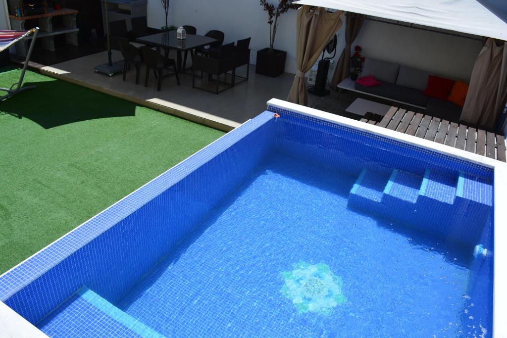 an overhead view of a large blue swimming pool at Jose & Ester House in Almada