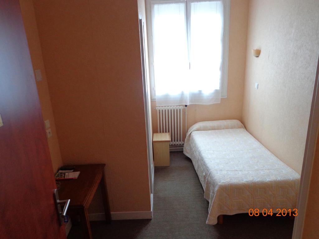 Postel nebo postele na pokoji v ubytování Hôtel Hélios