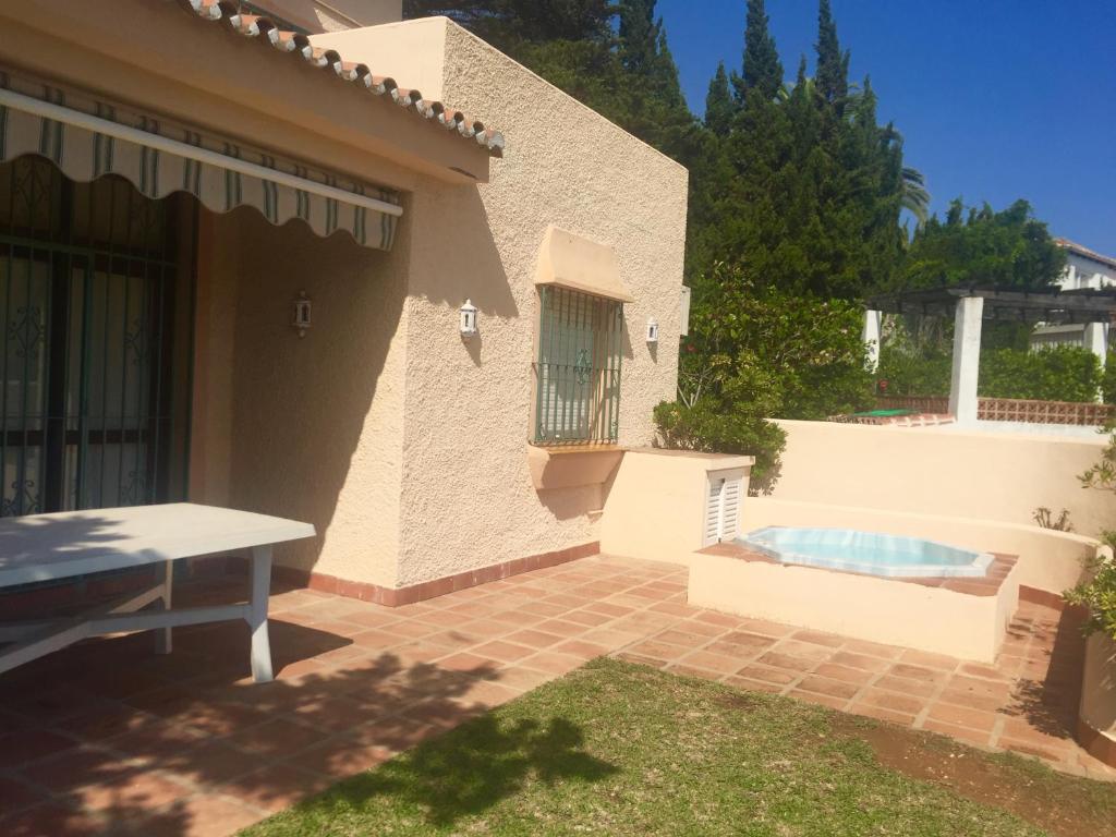 Bazén v ubytovaní Marbesa Villas with Jacuzzi alebo v jeho blízkosti