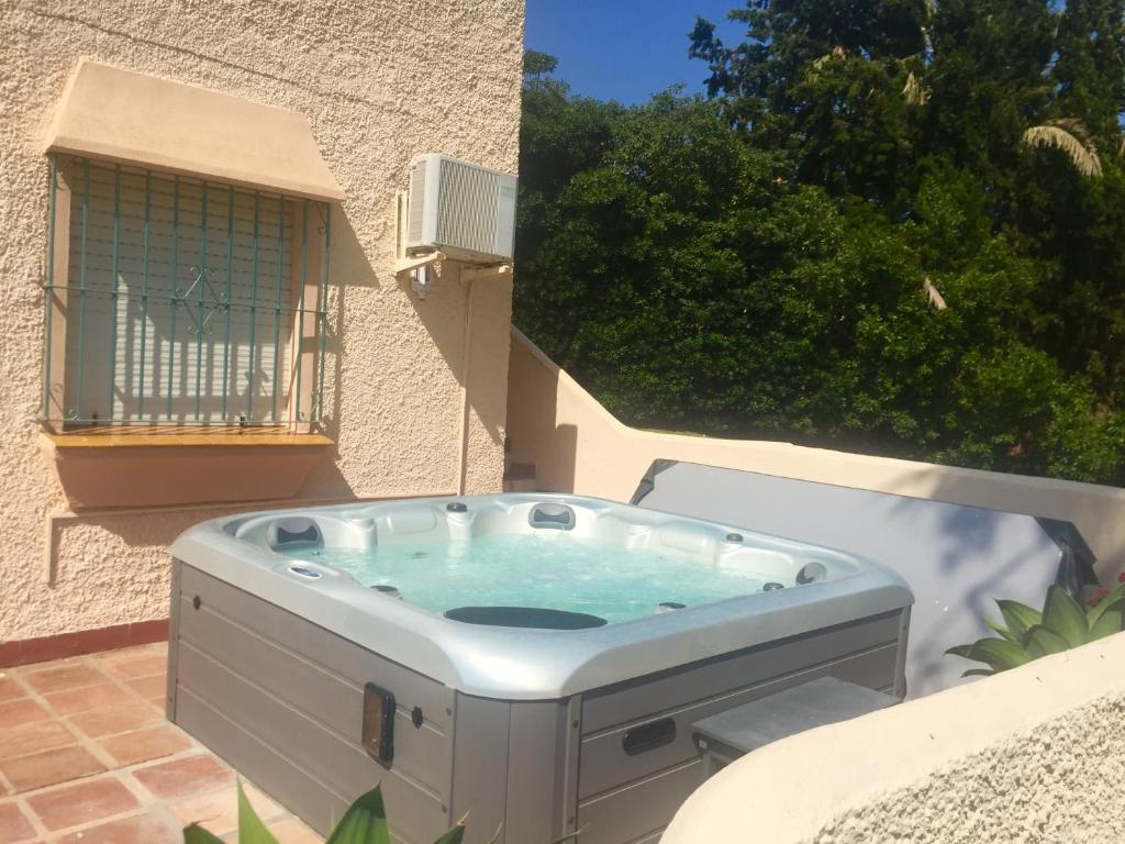 Fotografia z galérie ubytovania Marbesa Villas with Jacuzzi v Marbelli