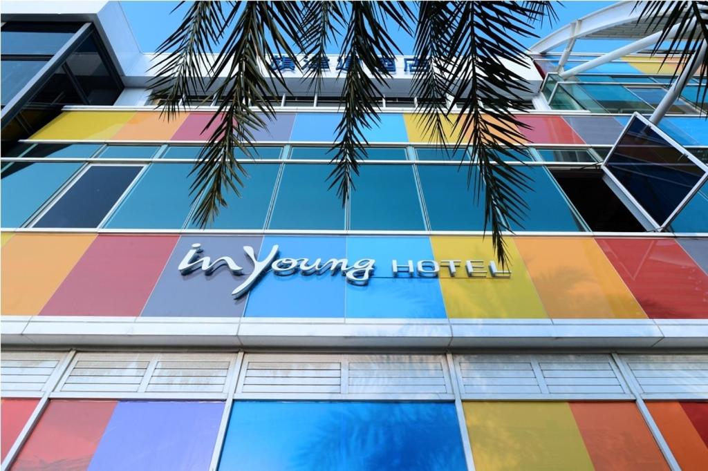 a building with a colorful facade with the sign in young hotel at In Young Hotel in Kaohsiung