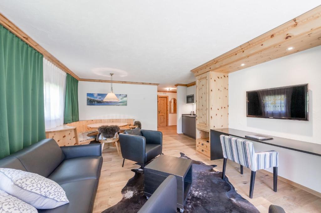 een woonkamer met een bank en een tafel bij Appartments Cervus in St. Moritz