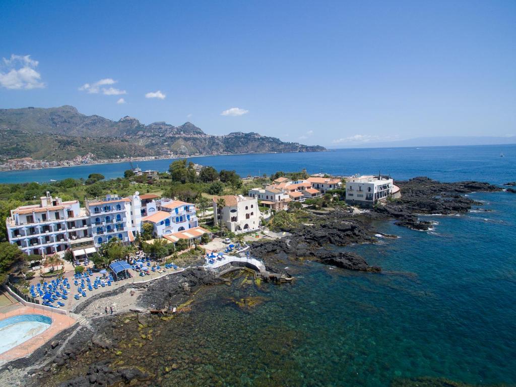 uma vista aérea de um resort e do oceano em Kalos Hotel em Giardini Naxos