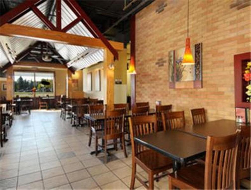 Restaurace v ubytování Ramada by Wyndham Edmonton South