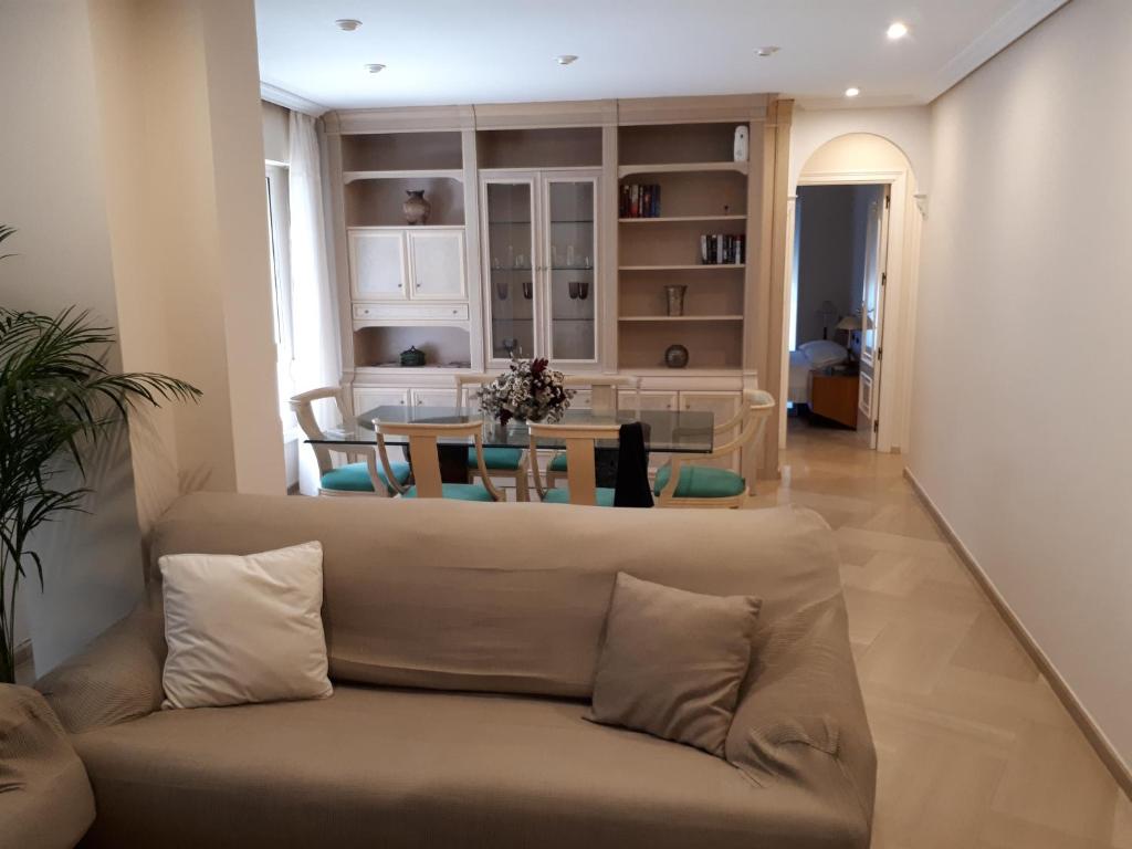 uma sala de estar com um sofá e uma mesa em Calle Periodista Pirula Arderius, 1 Primero em Alicante