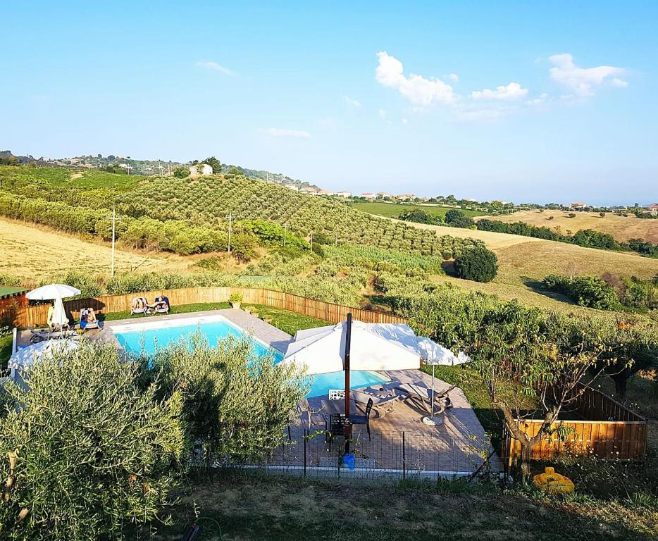 ein Bild eines Schwimmbades auf einem Feld in der Unterkunft Country House Ciliegia Rossa in Colonnella