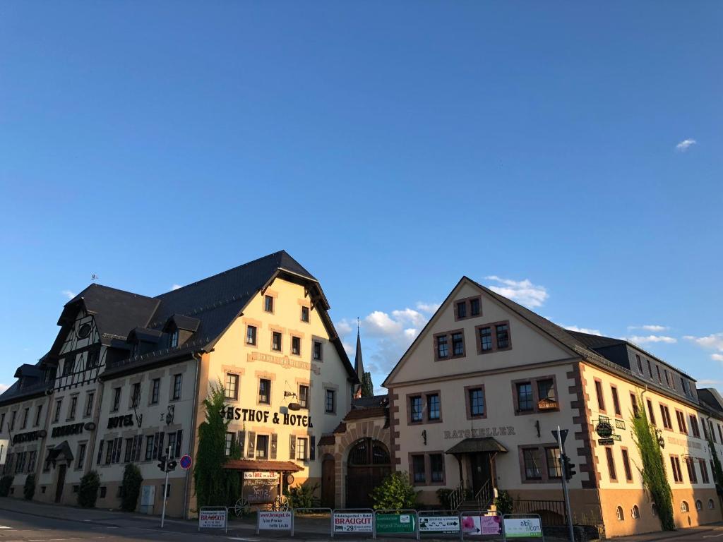 un grupo de edificios sentados uno al lado del otro en Braugut Hartmannsdorf, en Hartmannsdorf