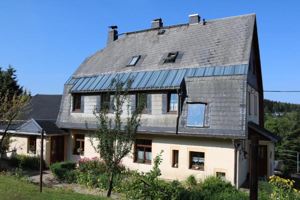 een huis met een gambrel dak bij Ferienwohnung Gläser in Pobershau