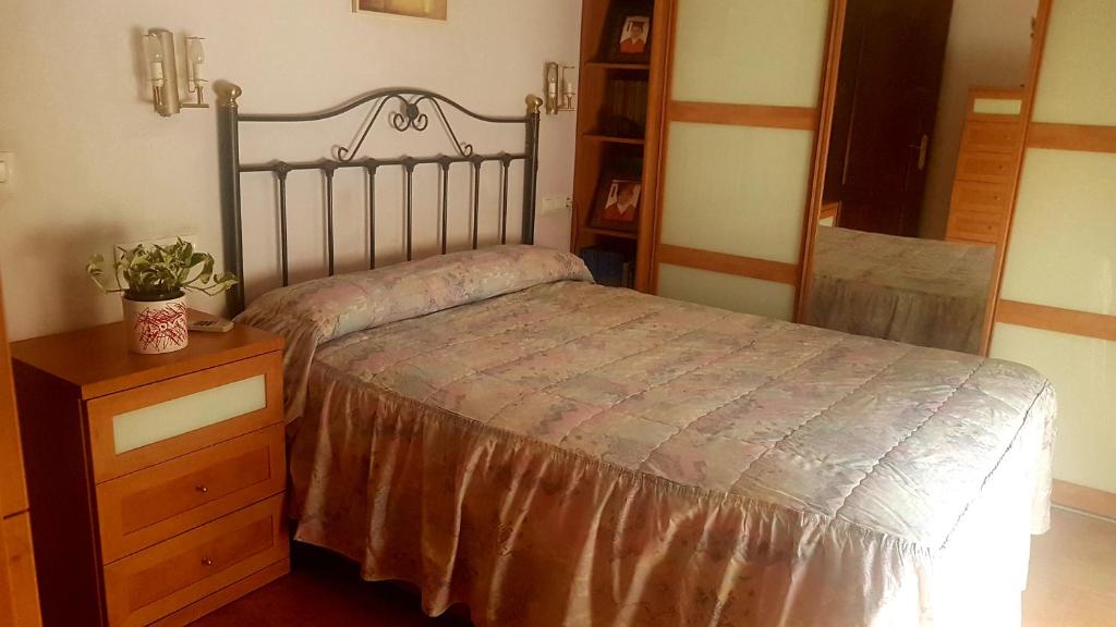 ベナルマデナにあるExcelente habitación en bonita y tranquila casa en Benalmadena puebloのベッドルーム1室(ベッド1台、木製ドレッサー付)