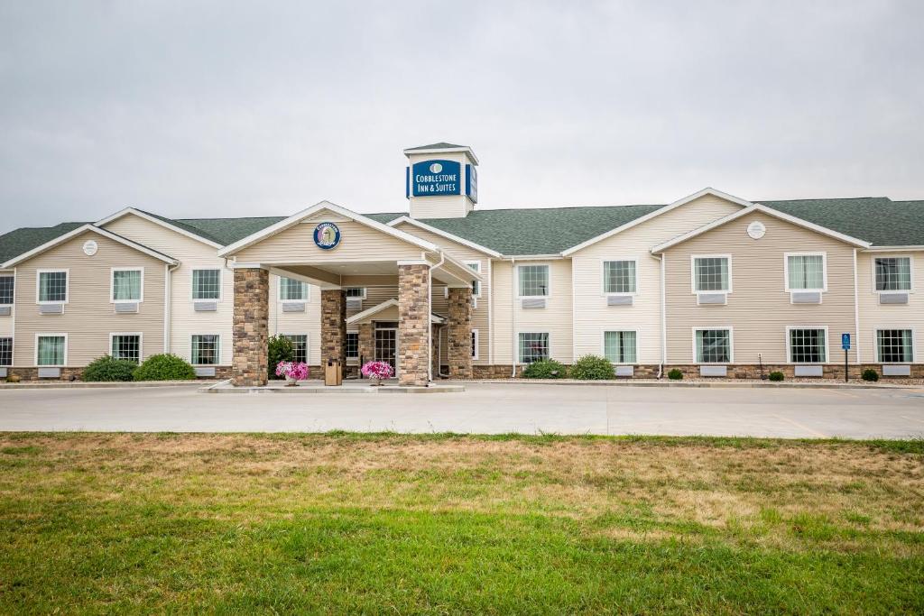 a large white building with a clock tower on top at Cobblestone Inn & Suites-Winterset in Winterset