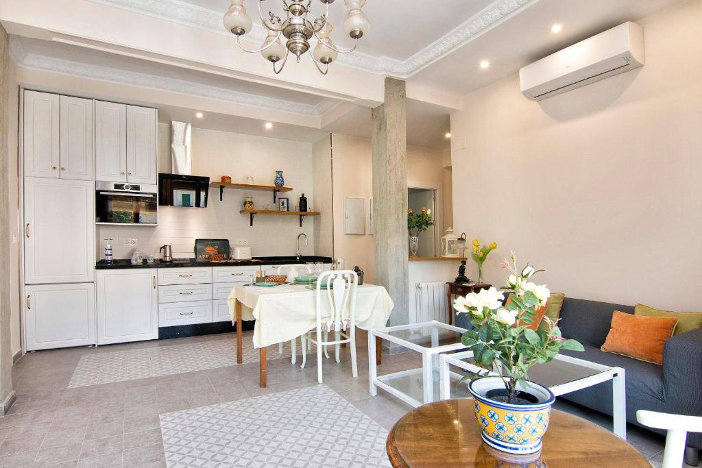 sala de estar con mesa y cocina en Bright & Elegant City Centre 3 bedroom Apartment, en Granada