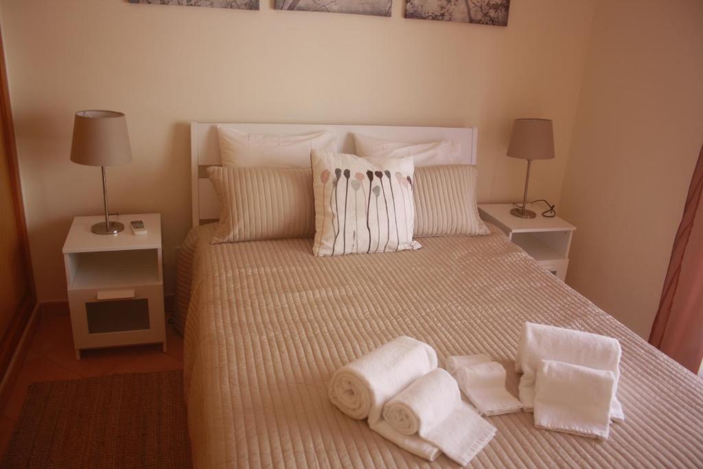 sypialnia z łóżkiem z ręcznikami w obiekcie Cabanas1 w mieście Cabanas de Tavira
