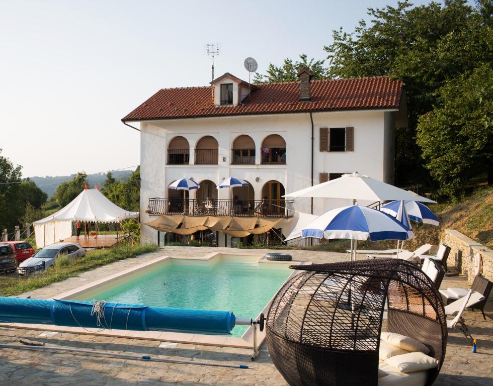 Bazén v ubytování Villa Cadenza nebo v jeho okolí
