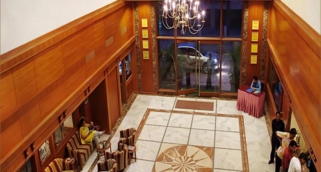 艾哈邁達巴德的住宿－康福特茵總統酒店，享有带吊灯的用餐室的顶部景致